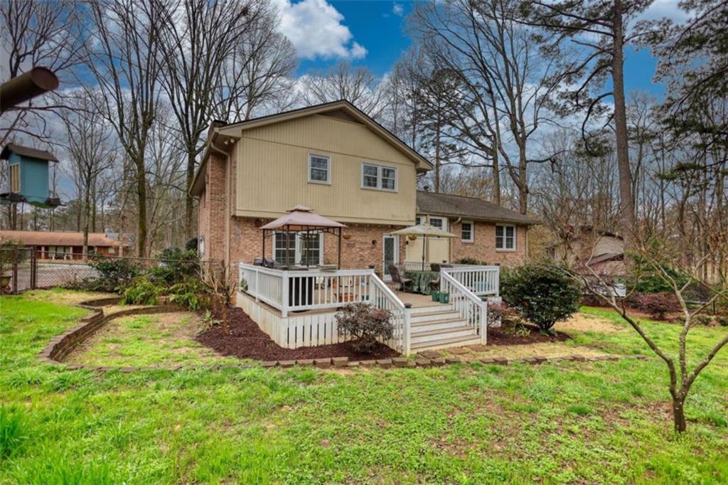 832 Sweet Briar Lane SE