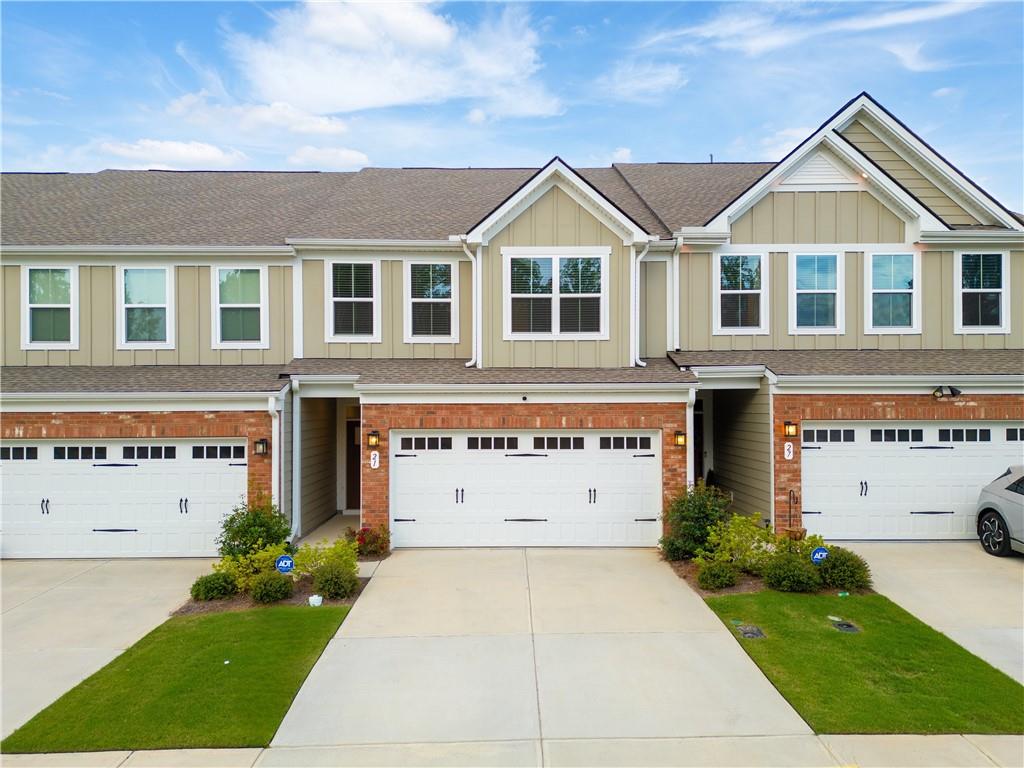 WELCOME TO YOUR DREAM HOME IN THE AMAZING TWIN LAKES COMMUNITY! THIS STUNNING 3 BEDROOM, 2.5 BATHROOM TOWNHOME OFFERS THE PERFECT BLEND OF COMFORT, CONVENIENCE AND LIFESTYLE. ENJOY RESORT-STYLE AMENITIES INCLUDING TWO SPARKLING POOLS, DOG PARKS, A PRIVATE LAKE A STATE-OF-THE-ART GYM AND SO MUCH MORE.
IDEALLY LOCATED JUST MINUTES FROM SHOPPING AT KROGER,PUBLIX AND SCHOOLS DISTRICT, AND NESTLED IN THE HEART OF BRASELTON'S BEAUTIFUL AND VIBRANT DOWNTOWN!!!
YOU'LL HAVE DINING, ENTERTAINMENT, AND A COMMUNITY EVENTS RIGHT AT YOUR DOORSTEP.
DON'T MISS THE CHANCE TO EXPERIENCE THE BEST OF HOSCHTON LIVING IN THIS EXCEPTIONAL HOME!!!!!