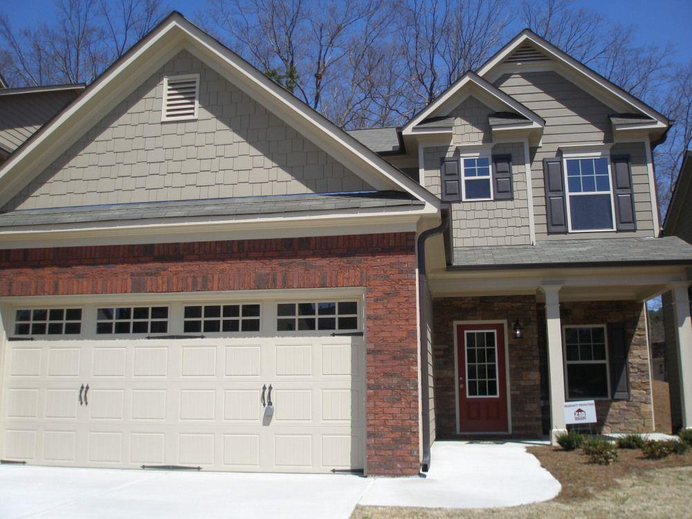 Beautiful 4 bedrooms 3 full baths home with exquisite architectural details. Nice community close to Mall of GA.3 bedrooms upstairs, 1 bedroom and a full bath downstairs. Hardwood floor throughout the main level. Family room with fireplace.2 car garage with openers. Great schools.
Only 1 mile from I-85 and the Mall of Georgia.