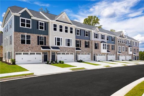 Townhouse For Sale - 885 Woods Chapel Road<br/> Sugar Hill, GA 30518