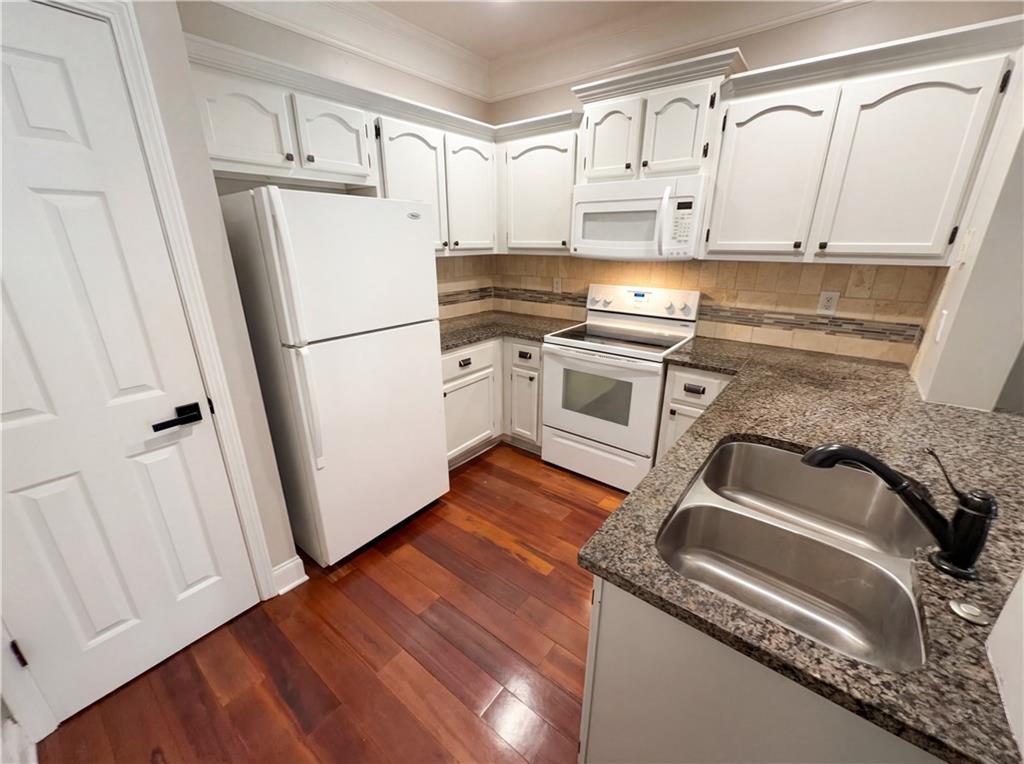 2700 Pine Tree Road NE 3006