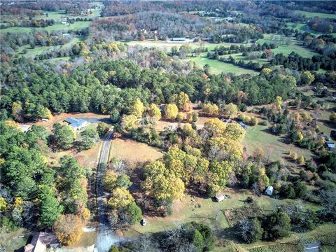 A home in Adairsville