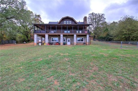 A home in Adairsville