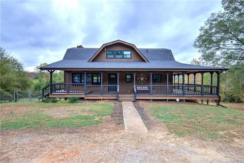 A home in Adairsville