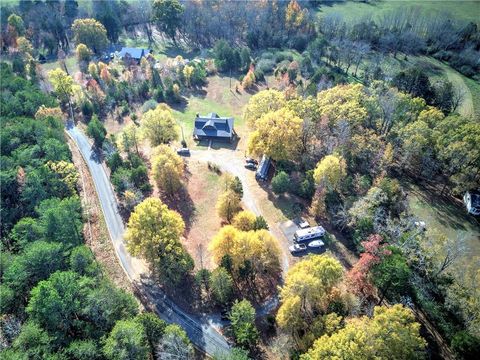 A home in Adairsville