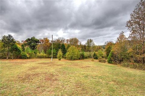 A home in Adairsville