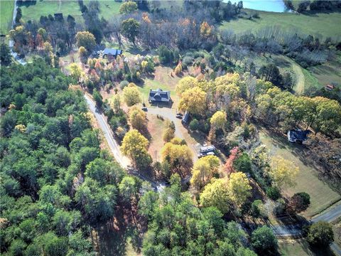 A home in Adairsville