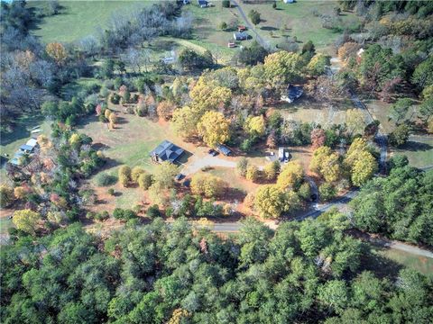 A home in Adairsville