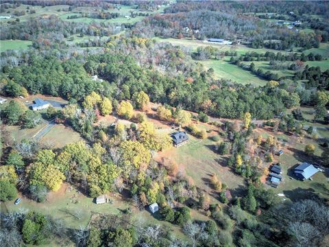 A home in Adairsville