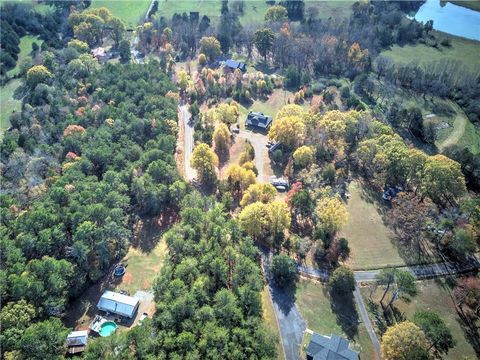 A home in Adairsville