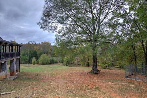 A home in Adairsville