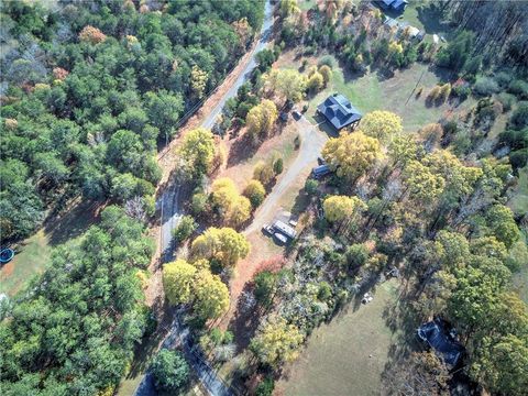 A home in Adairsville