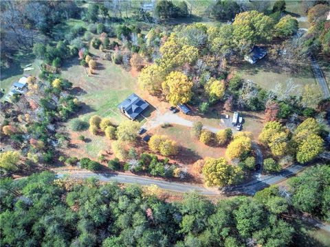 A home in Adairsville