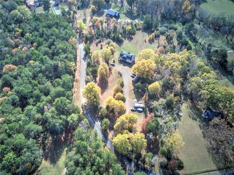 A home in Adairsville