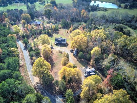 A home in Adairsville