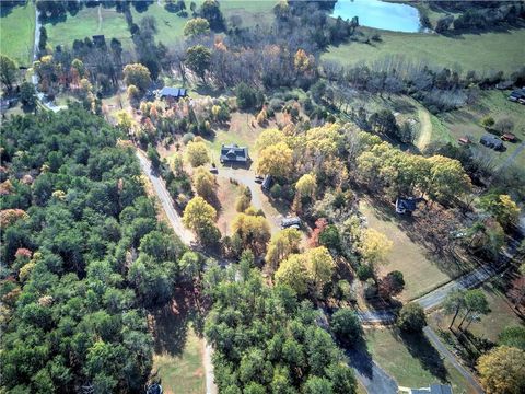 A home in Adairsville