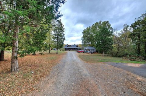 A home in Adairsville