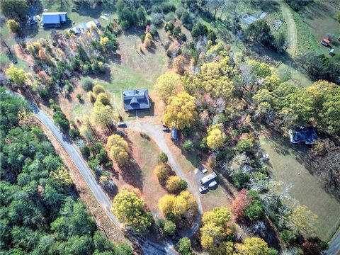 A home in Adairsville