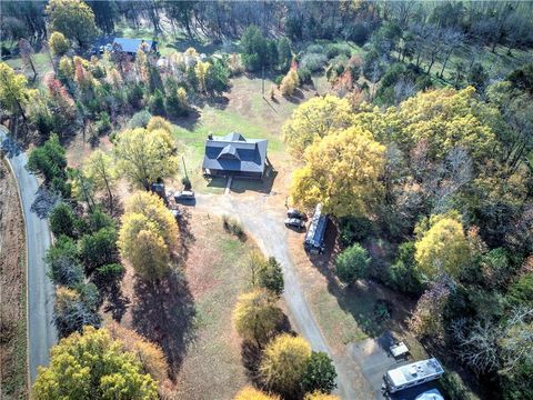 A home in Adairsville