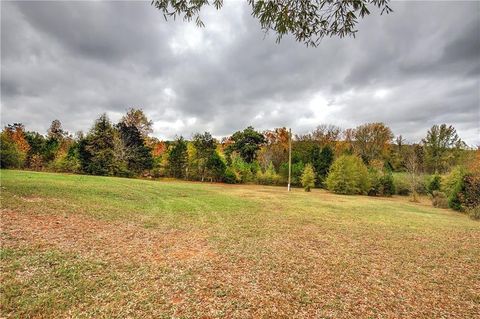 A home in Adairsville