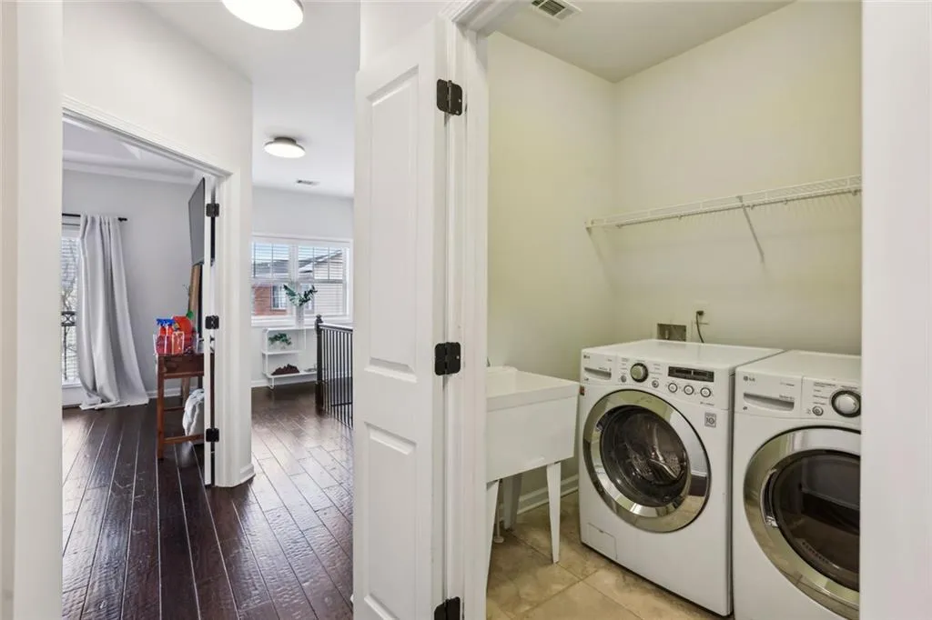 Atlanta, Georgia 30324, United States, 3 Bedrooms Bedrooms, ,4 BathroomsBathrooms,Residential,Active,79141