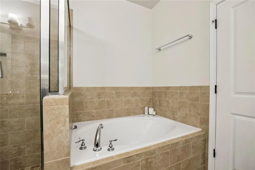 Atlanta, Georgia 30324, United States, 3 Bedrooms Bedrooms, ,4 BathroomsBathrooms,Residential,Active,79141