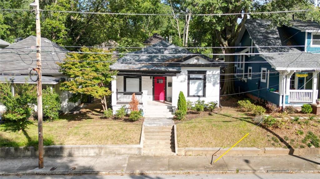 Welcome to this beautifully remodeled Craftsman-style home in the heart of historic Summerhill, Atlanta, just a few blocks from Georgia State University. This stunning 3-bedroom, 2-bathroom residence boasts an open-concept design with 1,750 square feet of thoughtfully designed living space. The kitchen features quartz countertops and sleek white cabinetry, creating a modern yet warm atmosphere perfect for daily living and entertaining.
One of the highlights of this home is the option to rent it fully furnished for just $500 more—perfect for those seeking a turnkey move-in experience. Located in a vibrant neighborhood, you'll be steps away from local shops, restaurants, and all the amenities that make this area so desirable. Don’t miss your chance to live in one of Atlanta’s most exciting and rapidly growing communities!