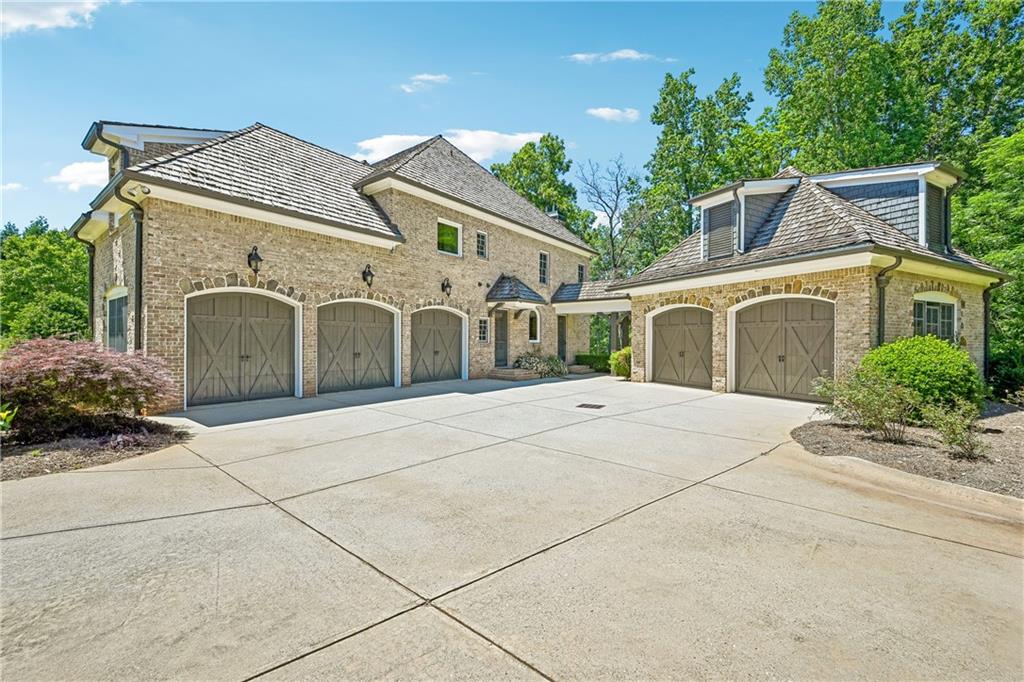 880 Crabapple Hill
