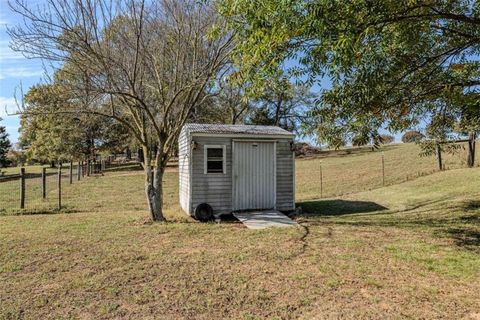 A home in Adairsville