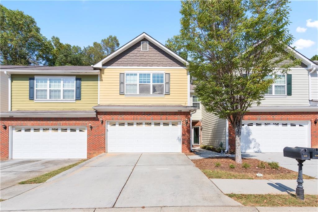 Very nice unit in an excellent location. Spacious kitchen with all appliances included, a large pantry, and a laundry room conveniently located between the kitchen and the garage. Tree large bedrooms with walk-in closets and 2.5 bathrooms. The property is in excellent condition, move-in ready, and you will fall in love with it. Close to restaurants and amenities.