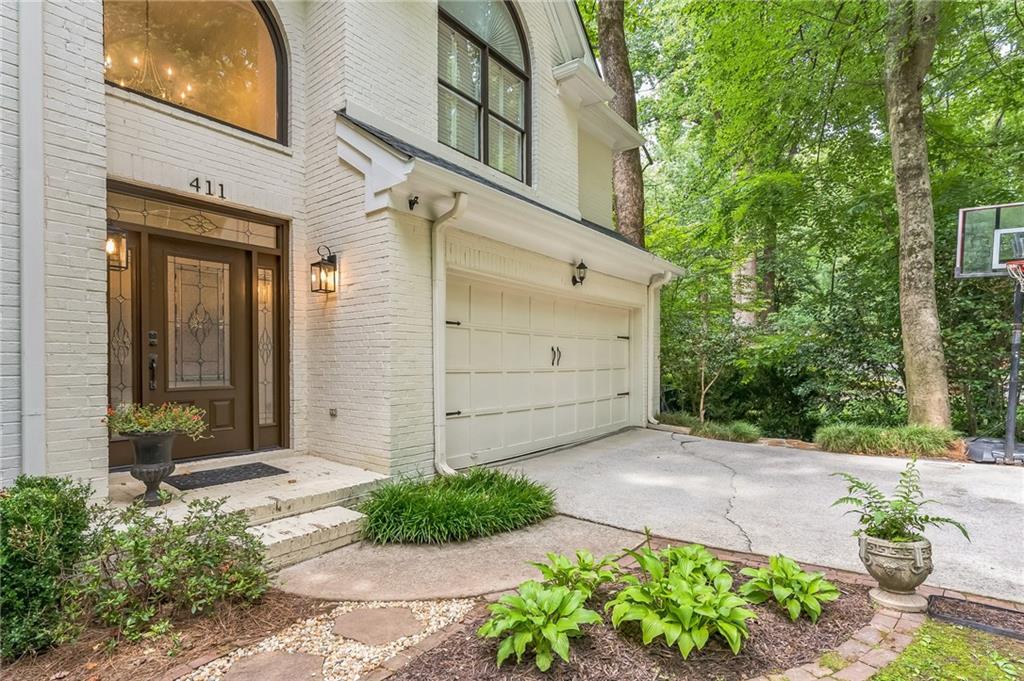 411 Chelsea Circle NE