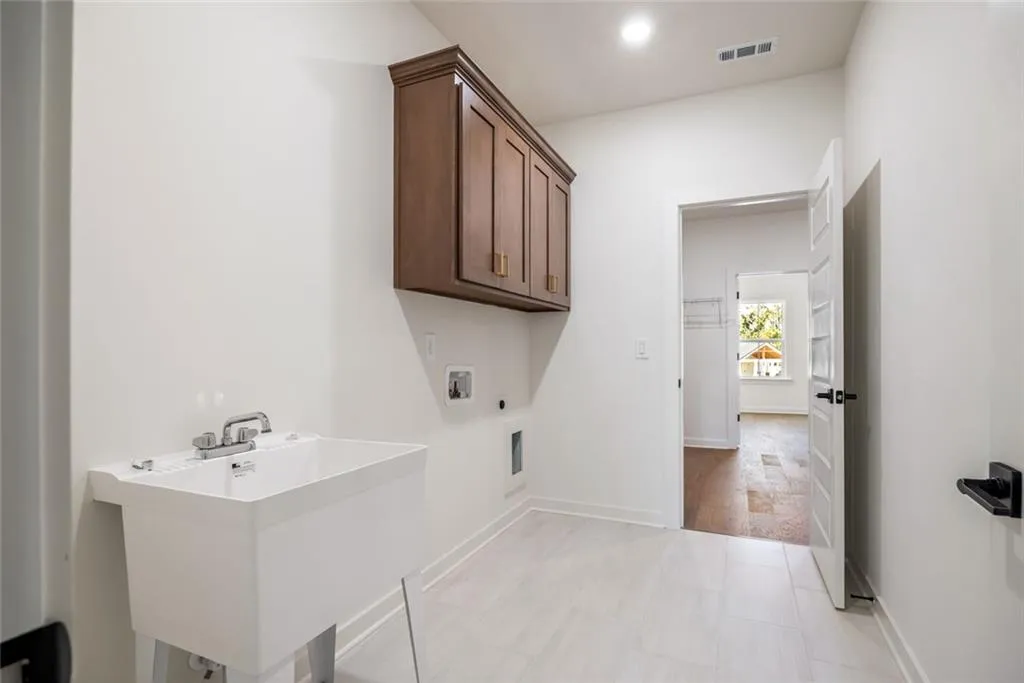 Gainesville, Georgia 30506, United States, 5 Bedrooms Bedrooms, ,5 BathroomsBathrooms,Residential,Active,219963