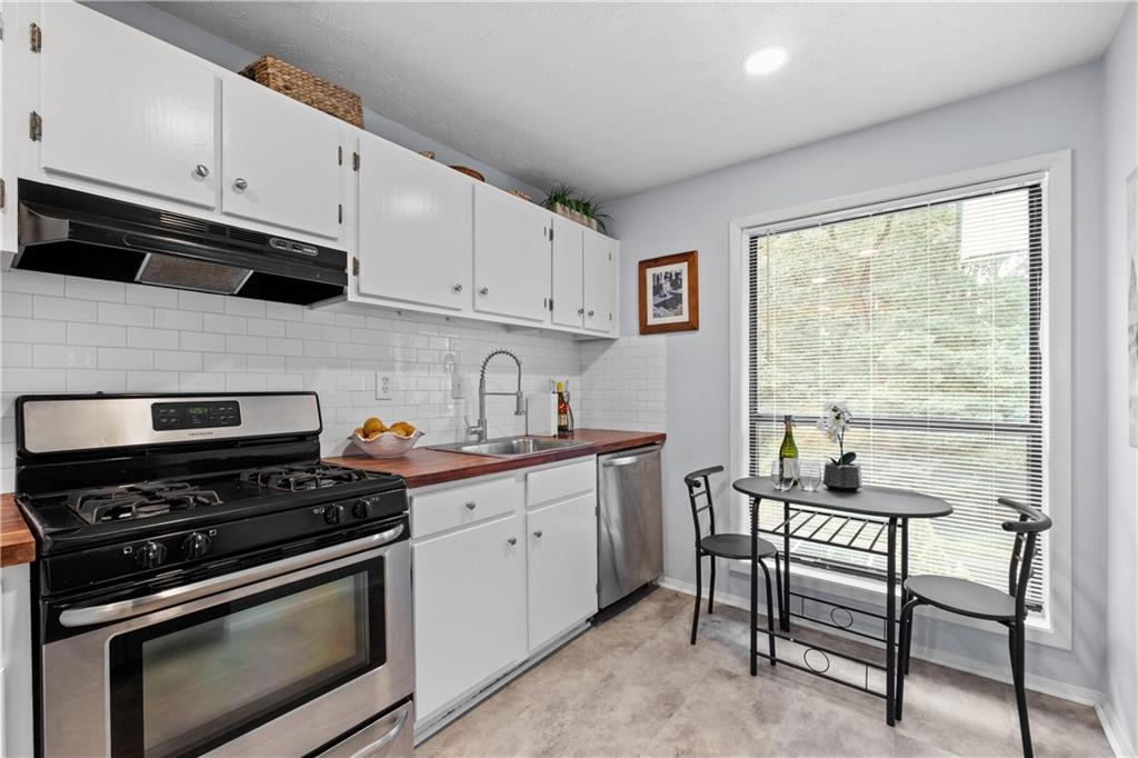 JUST REDUCED TO $268K....got your attention? ALSO LENDER PAID CLOSINGS COSTS AND/OR DOWNPAYMENT ASSISTANCE! SUPERB LOCATION! Updated, RERESHED RENOVATED Immaculate End Unit in Prime EAST COBB LOCATION! Best location in the community, overlooking quiet wooded area with tree canopies throughout!
Discover this beautifully updated 2 bed, 2 bath end unit + closest space galore! tucked away in a lush, private East Cobb community. Located just 1 minute from I-75 and the Peach 6 MINUTES TO THE BATTERY AND TRUIST PARK! This home offers unbeatable convenience with serene surroundings.
Step inside to find new flooring throughout, a freshly renovated kitchen with brand-new counters, and stylishly updated bathrooms. Enjoy morning coffee or evening breezes on your screened-in porch, surrounded by mature trees and peaceful privacy.
Community amenities include a SALT-WATER pool, tennis courts, and professional maintained grounds – perfect for active lifestyles or relaxing weekends. This one’s truly a diamond – don’t miss your chance to own in one of Cobb’s most desirable and sought-after locations!
2 MINUTES to I-75 (PEACH PASS) entrance and GA-400, 15 minutes from DOWNTOWN ATLANTA and close to everyday conveniences. Publix and NEW Kroger are just a stone's throw, with Walmart, Target, The Battery, Cumberland Mall, and Costco all less than 10 minutes away. Endless dining options nearby range from fast favorites like Chick-fil-A, Panera Bread, and Wendy’s to local gems such as Brass Tap, R.C. Kitchen, Mellow Mushroom, Tasty China, Hikaru Ramen, and Pappadeaux. Fitness enthusiasts will love having LA Fitness right outside the neighborhood. This home combines style, comfort, style and location—perfect for both relaxing at home and enjoying everything the area has to offer! Book your tour today! SUPRA LOCKBOX, SHOW ANYTIME, FAST CLOSE AVAILABLE!