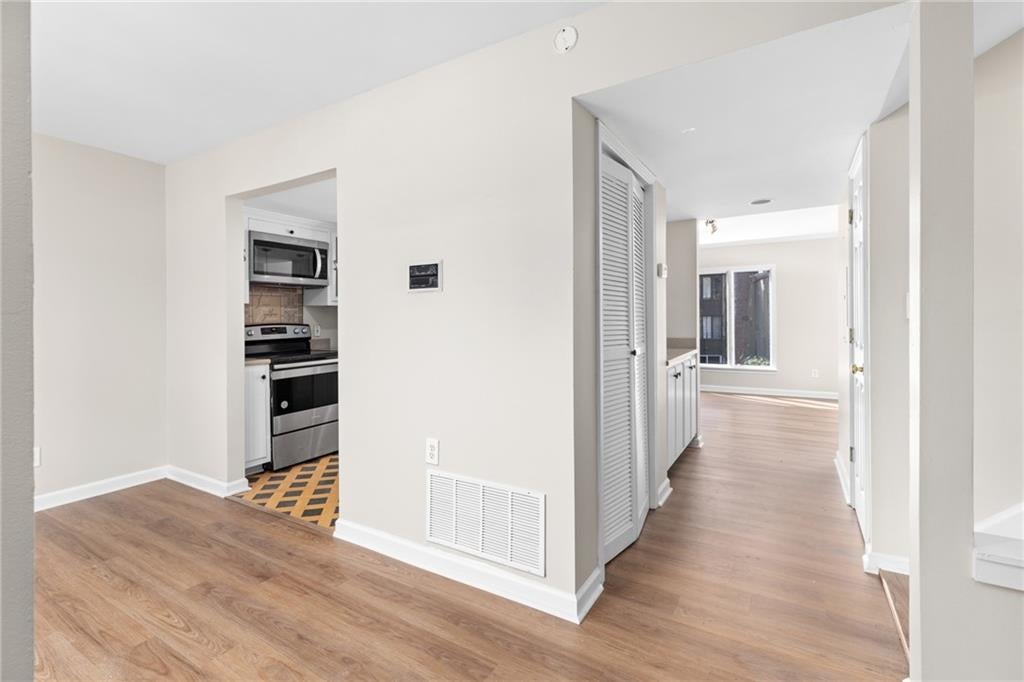 15 Ivy Square NE