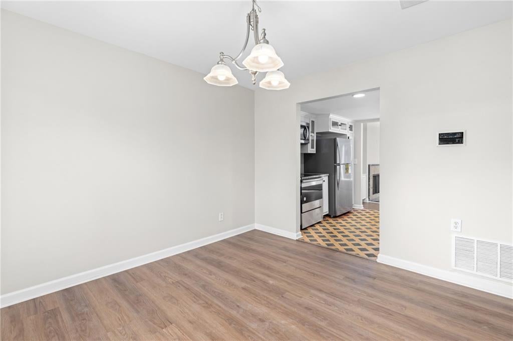 15 Ivy Square NE
