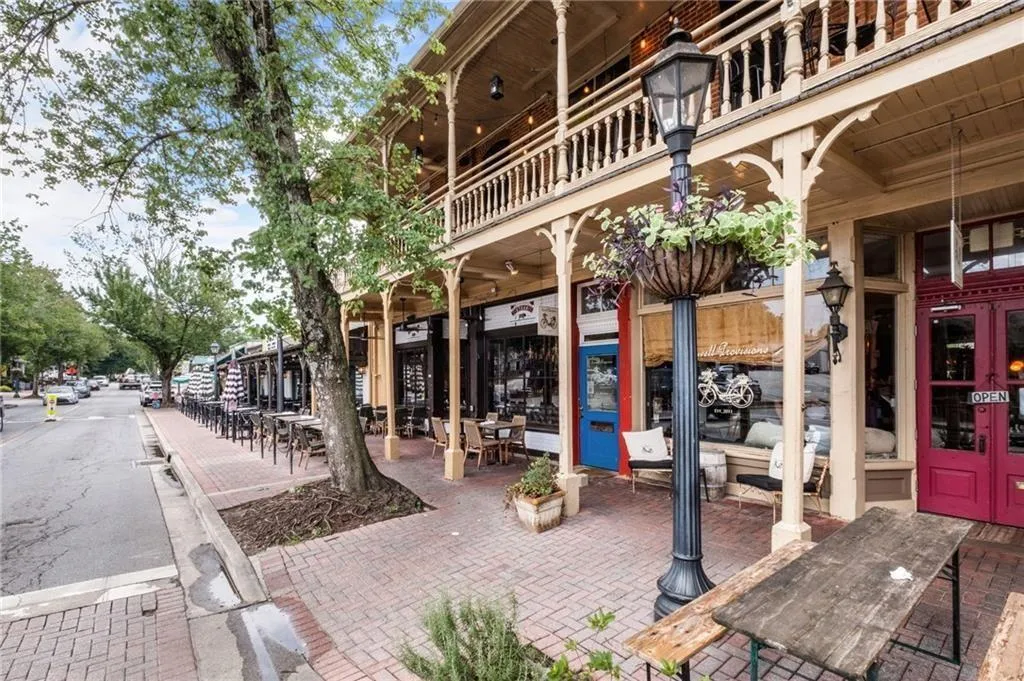 Roswell, Georgia 30075, United States, 5 Bedrooms Bedrooms, ,4 BathroomsBathrooms,Residential,Active,250021