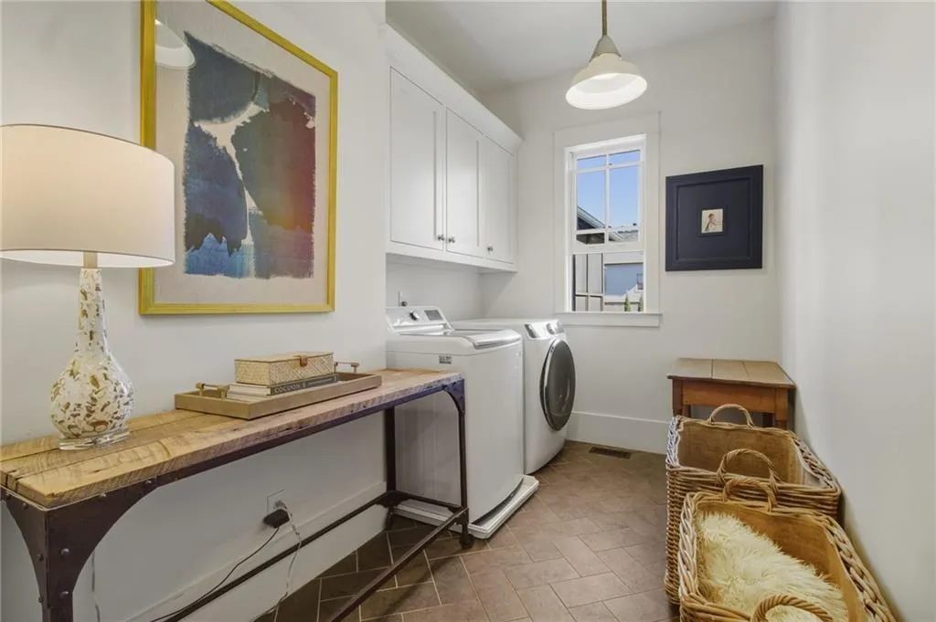 Roswell, Georgia 30075, United States, 5 Bedrooms Bedrooms, ,4 BathroomsBathrooms,Residential,Active,250021