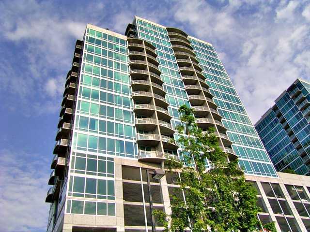 Most square footage for the lowest price in the building. Freshly painted! Largest floorplan besides the PHouse.