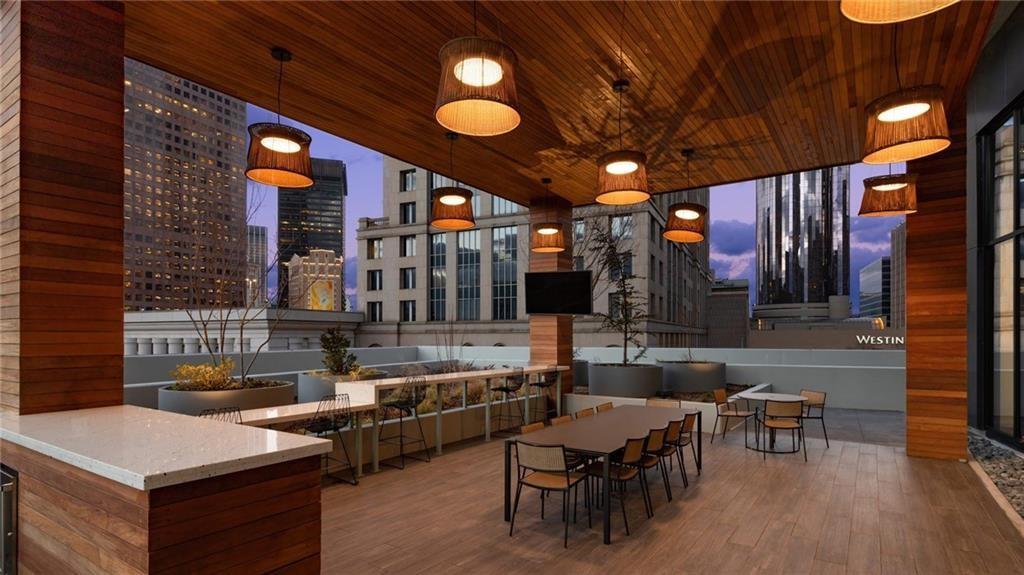 161 Peachtree Center Avenue NE 1x1