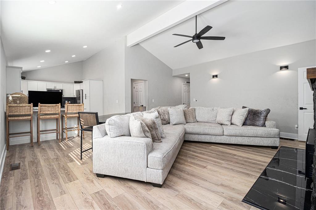 3795 King Edward Trail