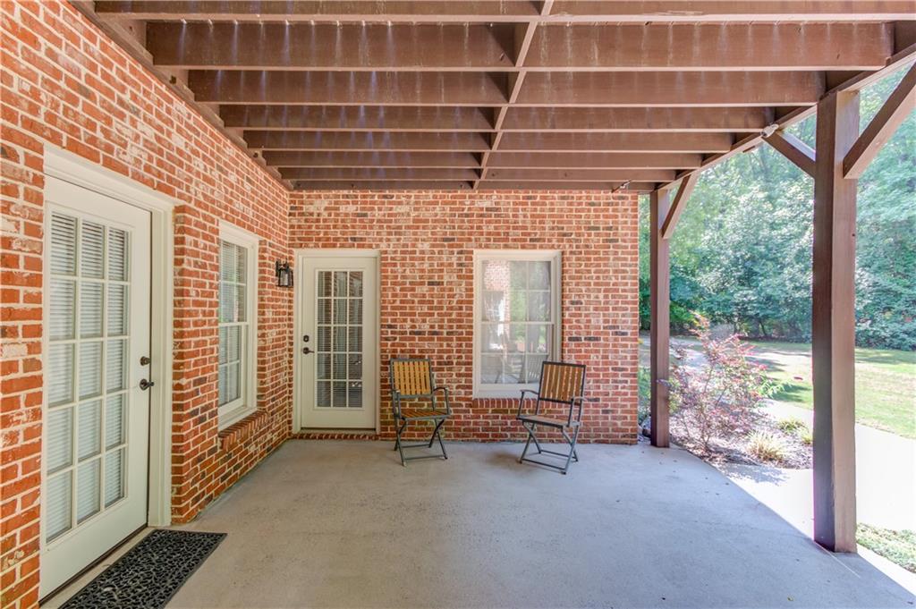 WHITE COLUMNS - Residential