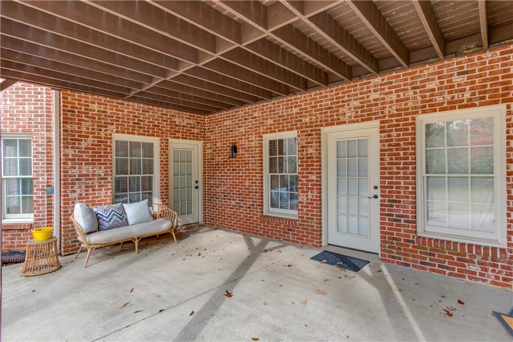 WHITE COLUMNS - Residential
