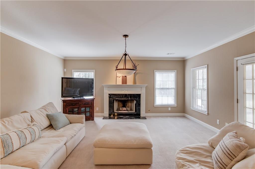 WHITE COLUMNS - Residential