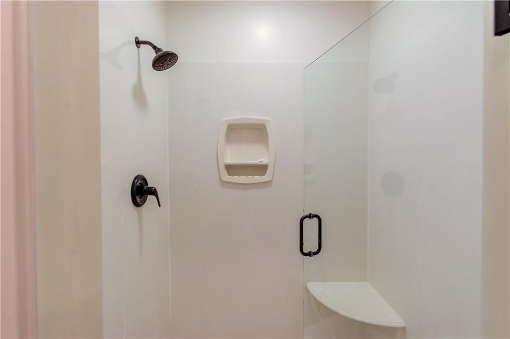 WHITE COLUMNS - Residential