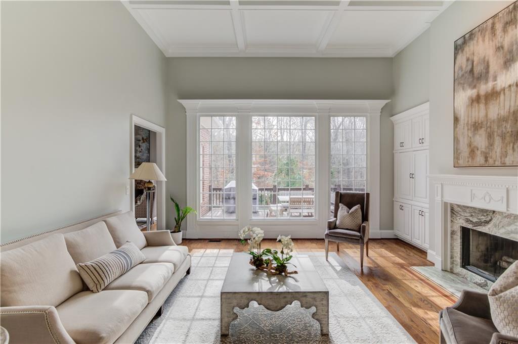 WHITE COLUMNS - Residential