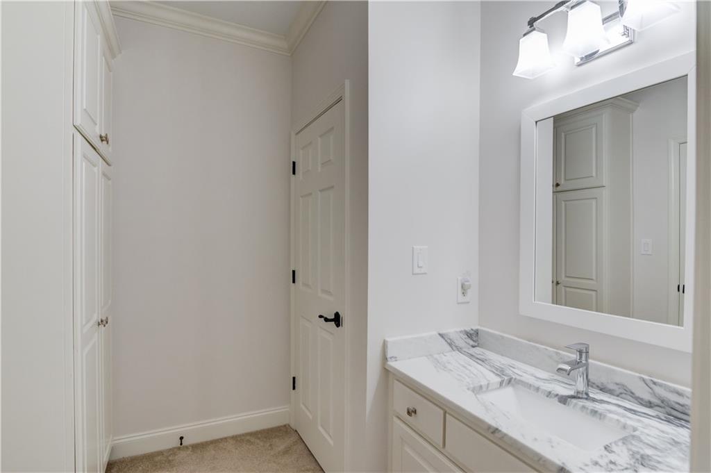 WHITE COLUMNS - Residential