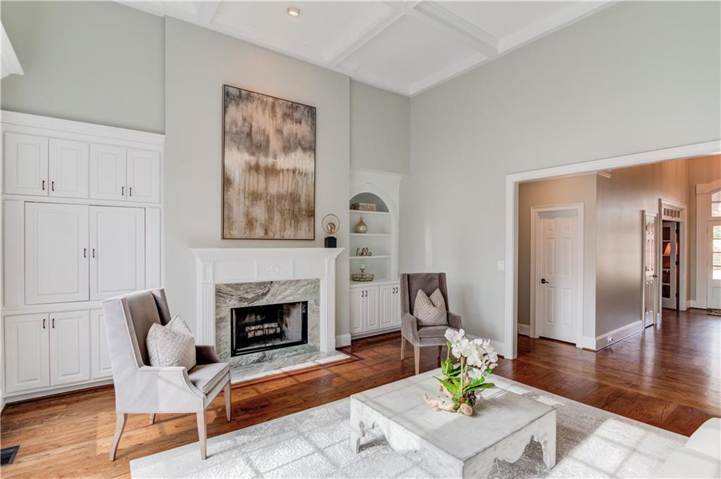 WHITE COLUMNS - Residential