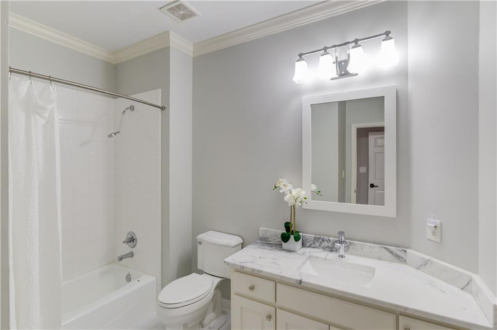 WHITE COLUMNS - Residential