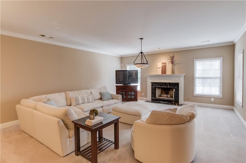 WHITE COLUMNS - Residential