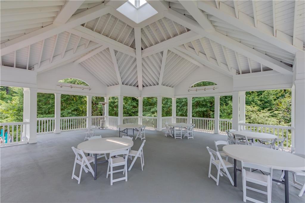 WHITE COLUMNS - Residential
